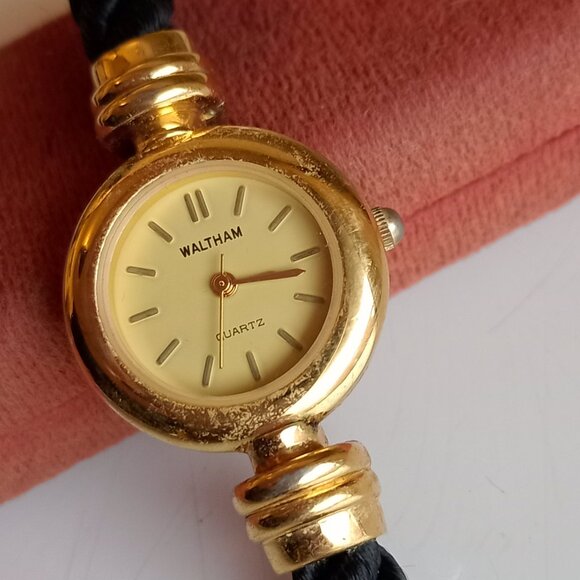Montre Vintage Waltham Quartz Montre dorée avec bracelet noir torsadé - Picture 1 of 4